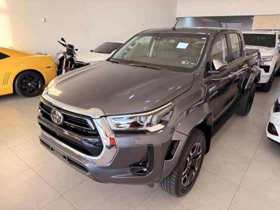 TOYOTA HILUX 2.8 D-4D TURBO DIESEL CD SRX PLUS 4X4 AUTOMÁTICO TOYOTA HILUX 2.8 D-4D TURBO DIESEL CD SRX PLUS 4X4 AUTOMÁTICO